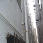 オフィスビル裏口側